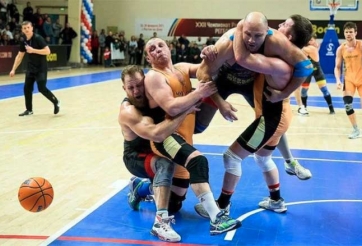 Kỳ lạ môn thể thao kết hợp đấu vật và bóng rổ ở Nga