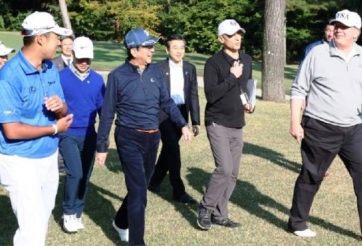 Tổng thống Trump chơi golf cùng thủ tướng Nhật Shinzo Abe 