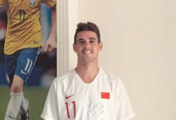 Tiền vệ Oscar tươi cười trong màu áo tuyển Trung Quốc