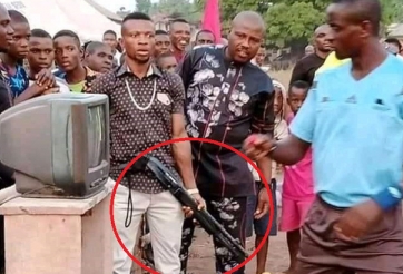 CĐV cầm súng giám sát trọng tài dùng VAR