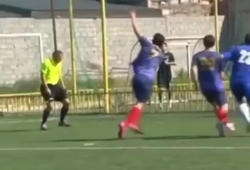 VIDEO: Trọng tài ghi siêu phẩm bất đắc dĩ bằng đầu