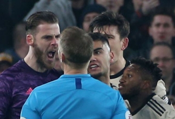 MU sắp bị phạt vì 'quây' trọng tài trong trận Liverpool