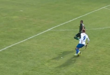 VIDEO: Tiền đạo không ghi bàn vì đối phương chuột rút