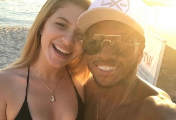 Thủ môn Liverpool 'làm điều kì diệu' với vợ tiền vệ MU