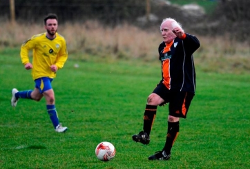 Cụ ông 75 tuổi sắp trở thành cầu thủ già nhất thế giới