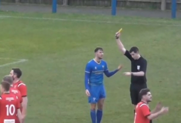 Hi hữu: Cầu thủ nhận 2 thẻ vàng trong vòng 1 giây vì quá bạo lực