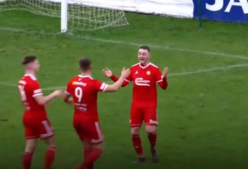 VIDEO: Đồng đội tiện chân ghi bàn 'hộ' khiến tiền đạo ăn mừng hụt