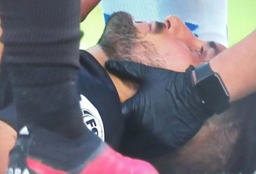 VIDEO: Cầu thủ bị CĐV quá khích bắn gục ở giữa sân