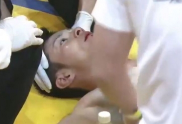VIDEO: Võ sĩ tung cú đấm kinh hoàng khiến đối thủ mất ý thức hoàn toàn
