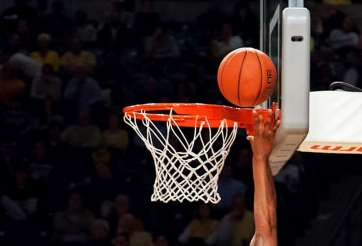 VIDEO: CĐV bóng rổ được thưởng 250 triệu sau cú ném khó tin