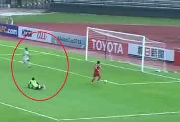 VIDEO: Thủ môn ngáo ngơ gặp tiền đạo 'gà' và cái kết