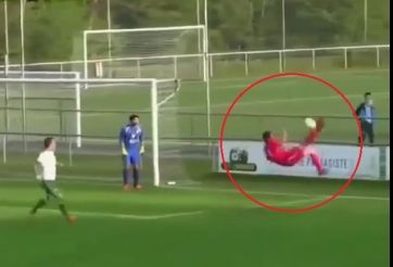 VIDEO: Siêu phẩm xe đạp chổng ngược vào... lưới nhà