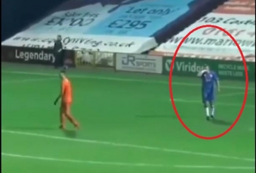 VIDEO: Màn 'ăn cắp trứng gà' ngoạn mục của chàng tiền đạo to béo