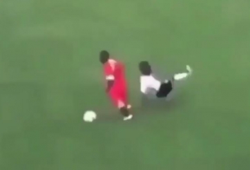 VIDEO: Truyền nhân Zidane xuất hiện ở giải bóng đá cho người tí hon