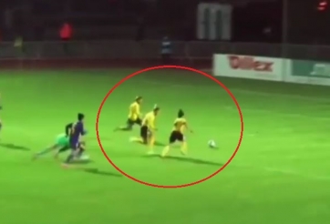 Hi hữu: 3 tiền đạo đối mặt khung thành trống nhưng vẫn bỏ lỡ khó tin