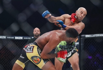 VIDEO: Nốc ao đối thủ sau 8 giây, võ sĩ Mỹ đòi đánh cả khán giả