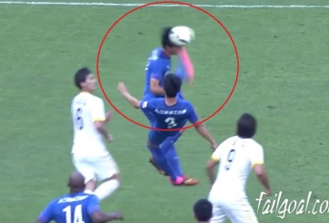 HI HỮU: Nhập viện cấp cứu sau pha 'ngả bàn đèn' của đồng đội