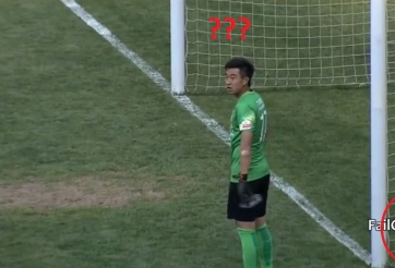 HÀI HƯỚC: Tranh thủ đi uống nước, thủ môn nhận cái kết đắng