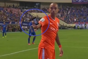 Góc thừa tiền: CĐV ném iPhone xuống sân để cổ vũ bóng đá