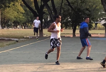 VIDEO: Ronaldinho biểu diễn kỹ thuật futsal trong tù