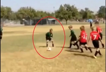 VIDEO: Cầu thủ nhí một mình 'hạ gục' 3 đối thủ trong vòng 5 giây