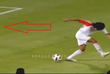 VIDEO: Phong cách đá penalty 'đạp hậu' kì dị nhất giới bóng đá