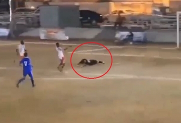 VIDEO: Thủ môn giả chết khiến 2 tiền đạo đối phương bỏ lỡ khó tin