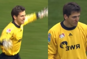 HÀI HƯỚC: Thủ môn trở thành tội đồ vì... mải ăn mừng bàn thắng