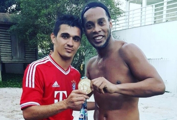 Ronaldinho truyền bí kíp chơi bóng cho bạn tù