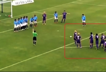 VIDEO: Đá phạt kiểu 'đoàn tàu' tưởng không hay mà hay không tưởng