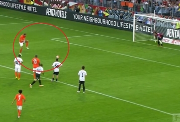 HÀI HƯỚC: Đá penalty kiểu 'máy dập' hù dọa đối thủ và cái kết đắng