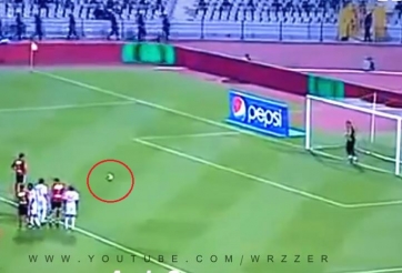 HÀI HƯỚC: Pha đá phạt đền ngớ ngẩn đánh lừa chính bản thân mình