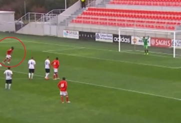 VIDEO: Bắt chước kiểu sút penalty của Công Phượng và kết quả thảm bại