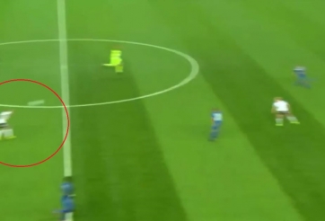 VIDEO: Cú đánh đầu làm bàn 'trời giáng' từ cự ly 60m