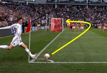 VIDEO: Siêu phẩm từ phạt góc với qũy đạo 'vượt xa trí tưởng tượng'