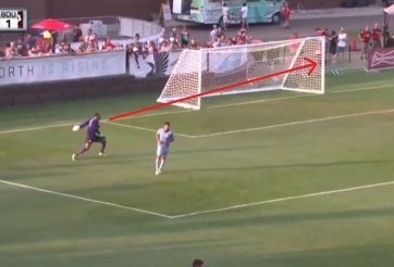 HÀI HƯỚC: Thủ môn 'ngáo ngơ' hồn nhiên ném bóng vào thẳng... lưới nhà