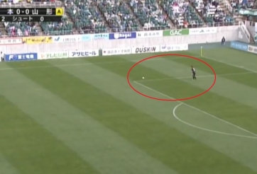VIDEO: Thủ môn Nhật sút phạt ghi bàn như 'đại bác' từ vòng cấm sân nhà