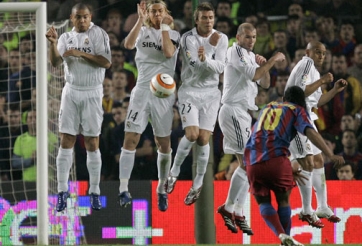 VIDEO: Ronaldinho đối đầu 'Dải ngân hà' của Real  trên chấm đá phạt