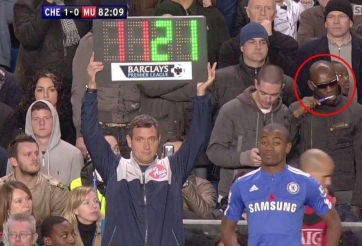 HÀI HƯỚC: Hồn nhiên... đánh răng giữa trận đấu MU vs Chelsea