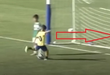 HI HỮU: Bật khóc, cởi áo chạy khỏi sân sau pha bỏ lỡ đáng xấu hổ