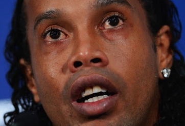 Huyền thoại Ronaldinho trở nên suy sụp trong tù