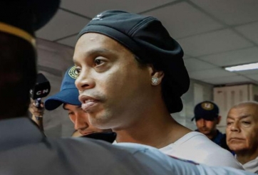 Ronaldinho tiếp tục nhận tin dữ trong tù