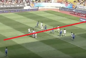 VIDEO: Choáng trước cú đá phạt có uy lực như hỏa tiễn