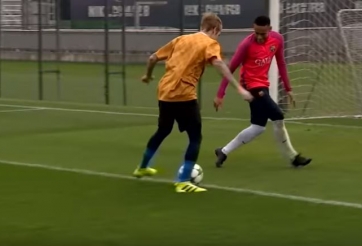 VIDEO: Ca sĩ Justin Bieber đi bóng 'ảo diệu', biến Neymar thành trò hề