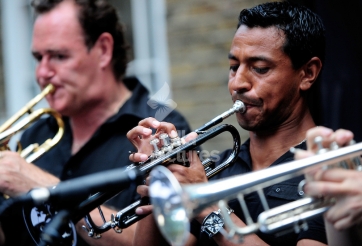 Túng quẫn, cựu sao Ngoại hạng Anh thổi kèn đám ma để kiếm sống