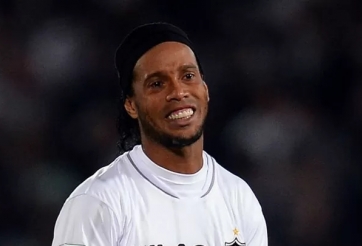 Ronaldinho thua trận đầu tiên trong tù