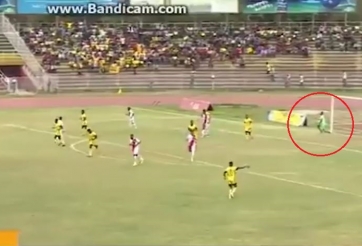 HI HỮU: Thủ môn 'quáng gà' nhìn nhầm khung thành và cái kết