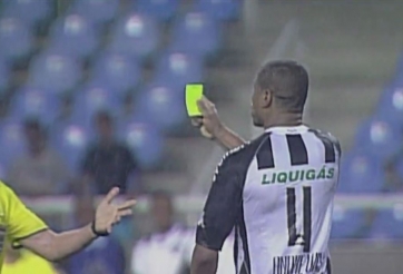 HI HỮU: Cầu thủ gây sốc khi cướp thẻ vàng 'phạt ngược' trọng tài 