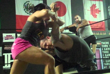 VIDEO: Nữ đô vật hạ đo ván đối thủ nam bằng đòn siết ngoạn mục