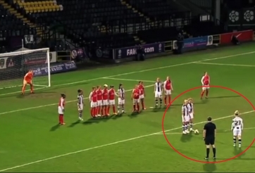 VIDEO: Ngả mũ trước siêu phẩm đá phạt của 3 mỹ nhân tóc vàng